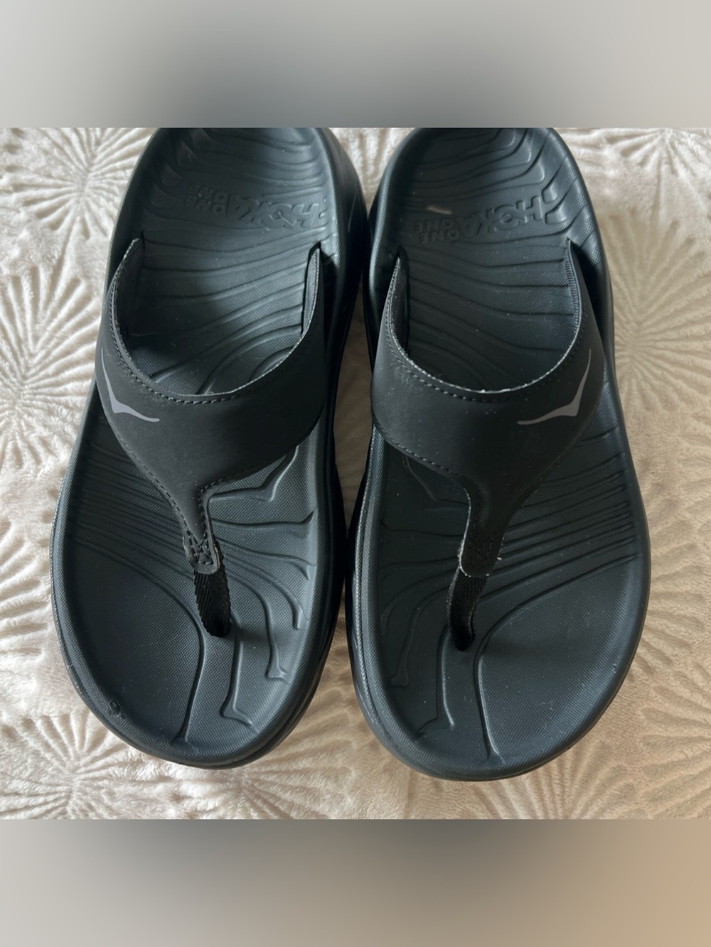 Hoka women’s Black Thong Sandals with Subtle Gray Logo sz.7 very good